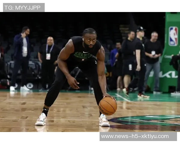 杰伦布朗强调绿军篮球精神：各司其职与热情求胜欲的完美结合